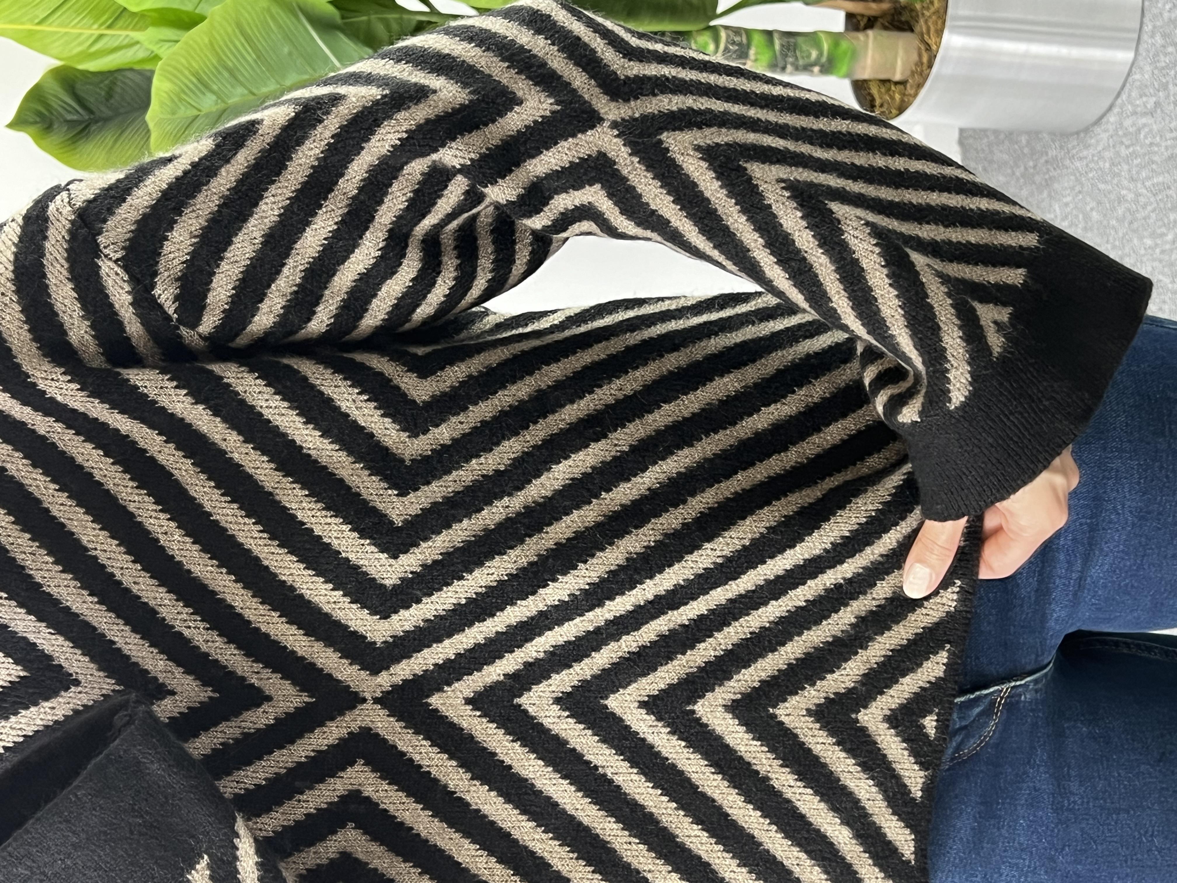 Asimetrik Çizgili Yün Kazak