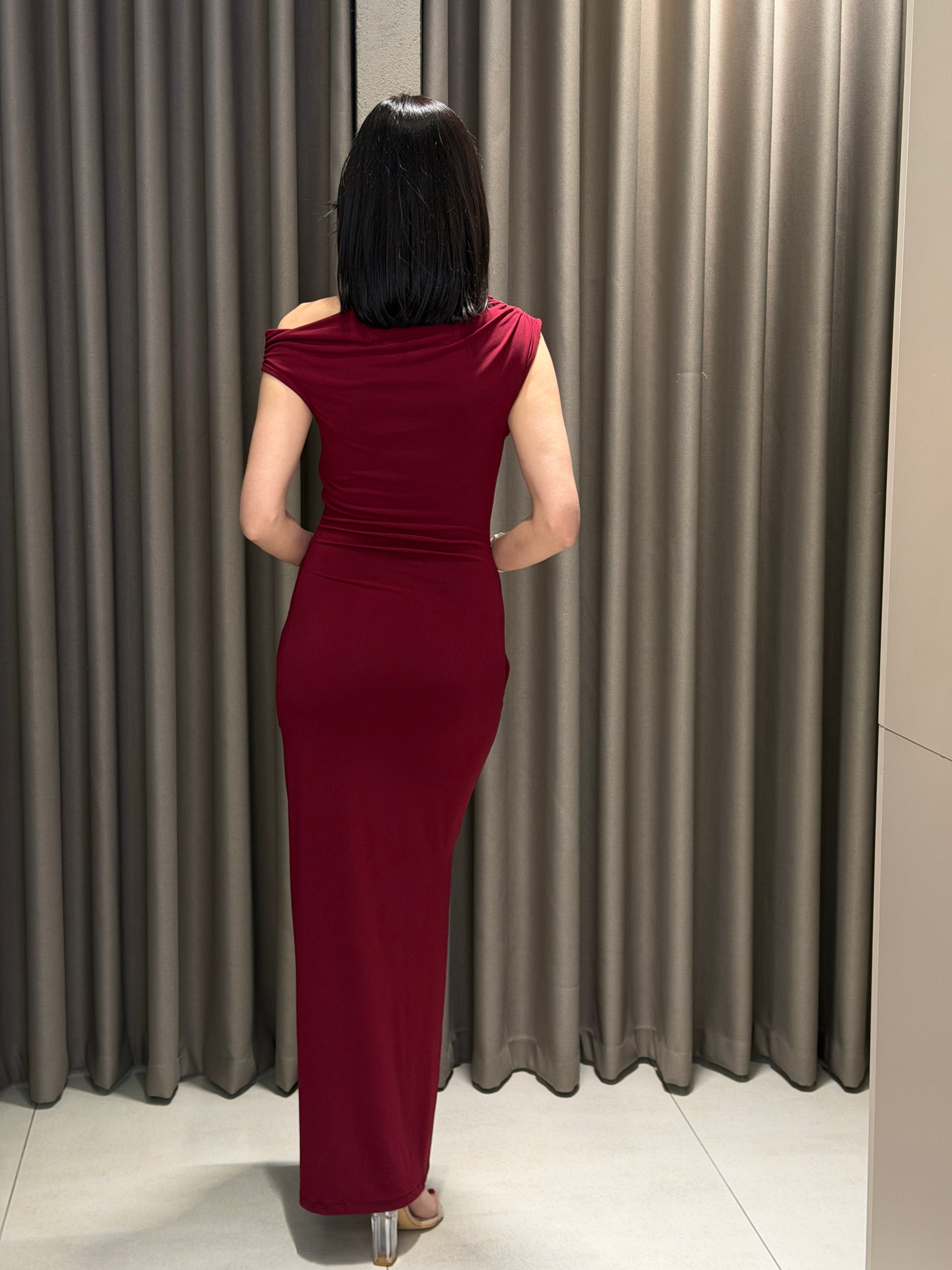 ASKILI BELİ BÜZGÜLÜ ELBİSE BORDO