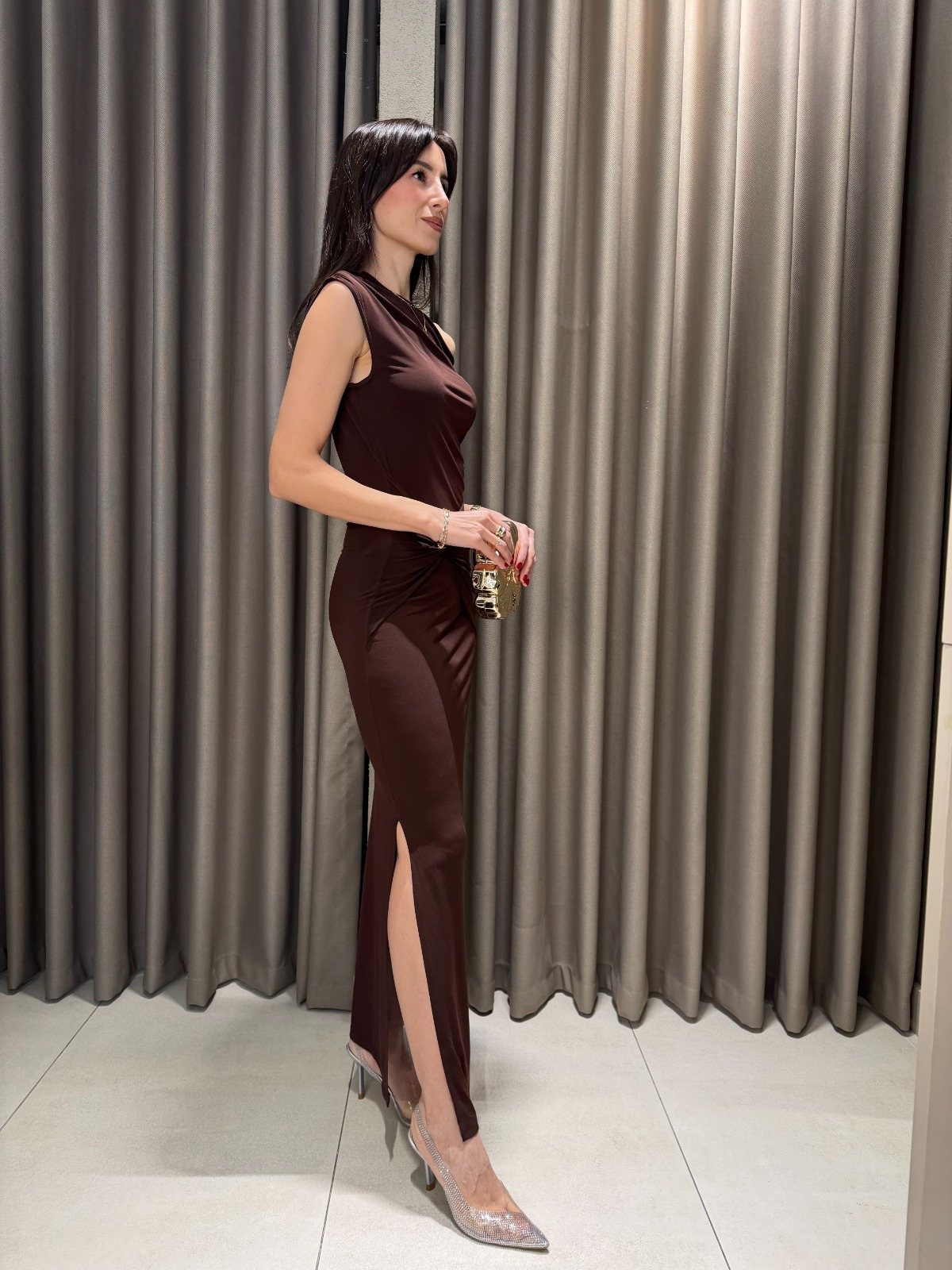 ASKILI BELİ BÜZGÜLÜ ELBİSE KAHVE