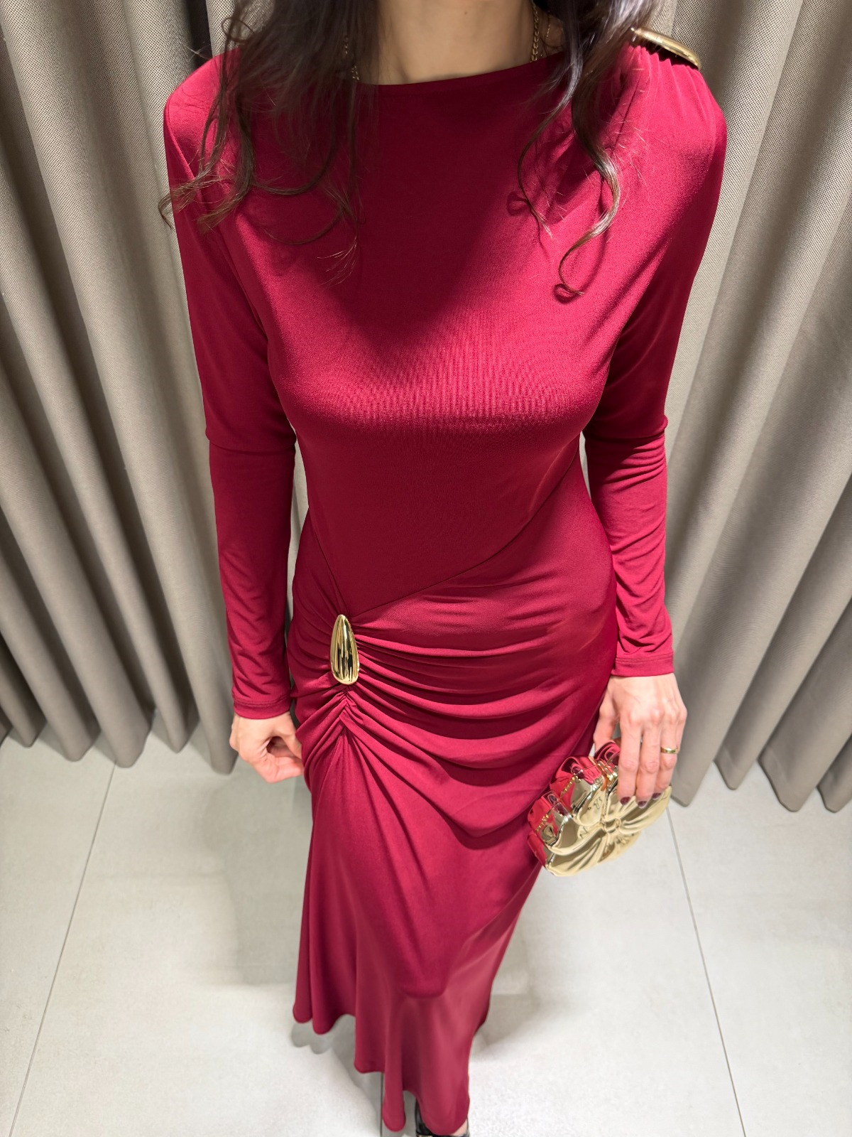 BELİ TOKALI BÜZGÜLÜ MİDİ BOY ELBİSE BORDO