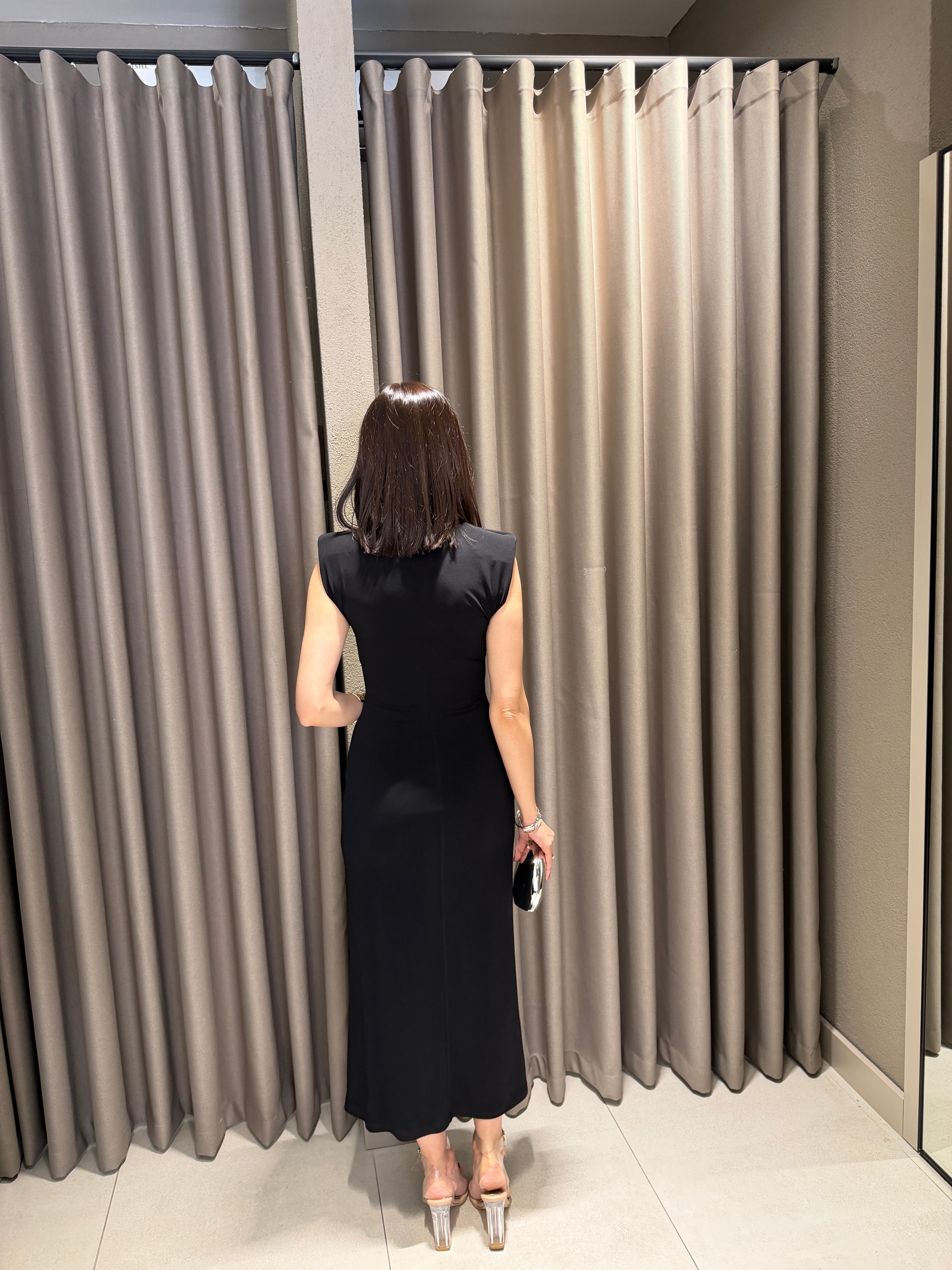 Beli Tokalı V Yaka Elbise SİYAH