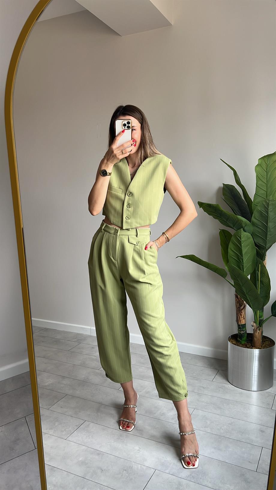 Çizgili Yelekli Takım 