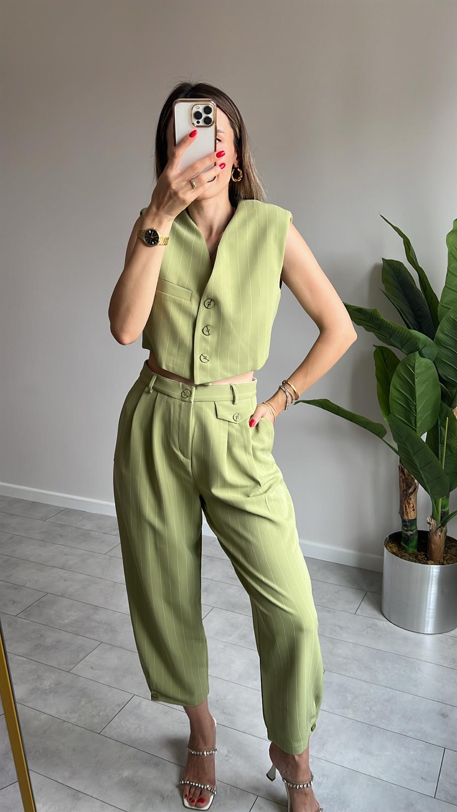 Çizgili Yelekli Takım 