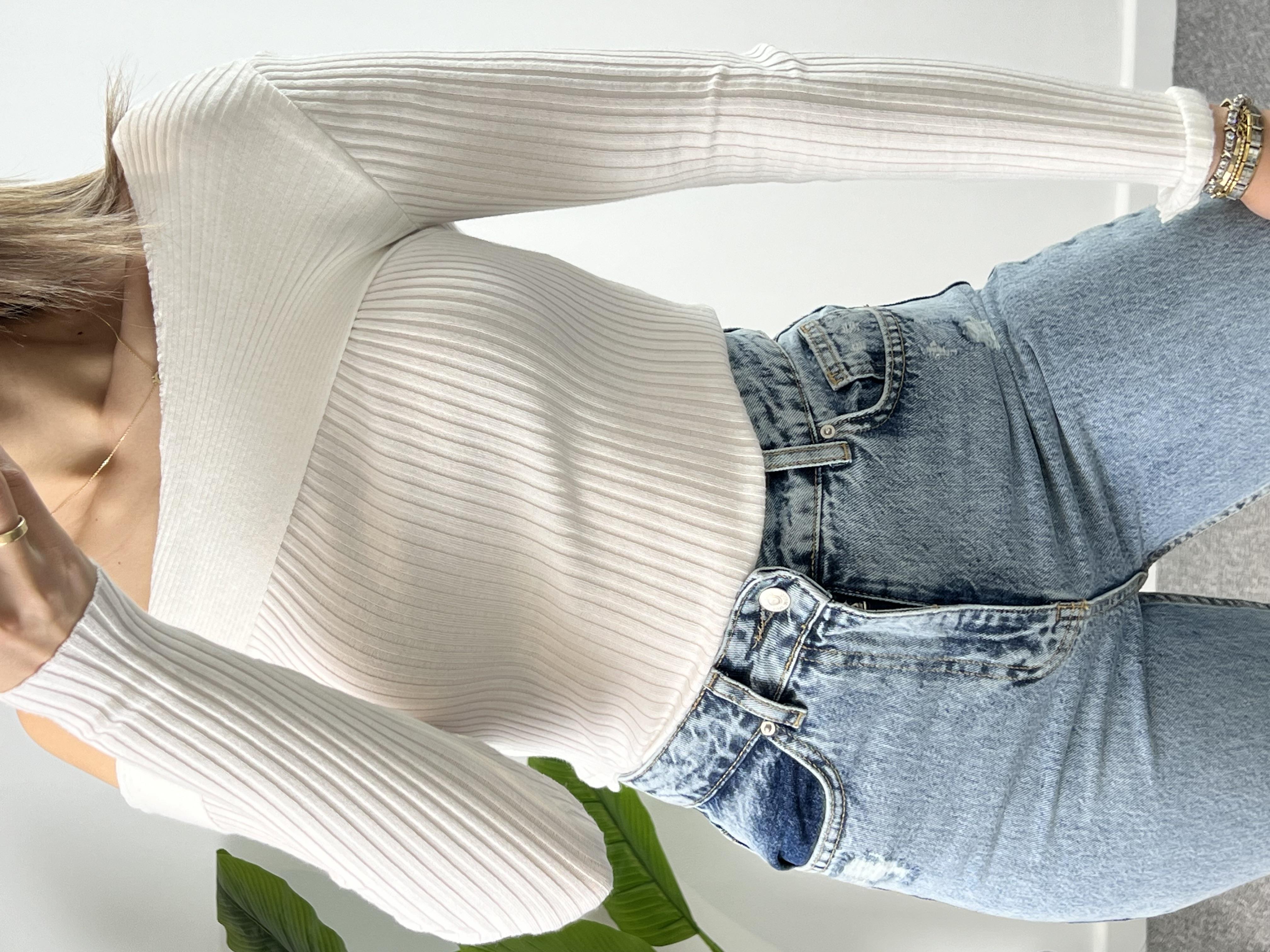 Düşük Omuz Fitilli Yumoş Beyaz Triko