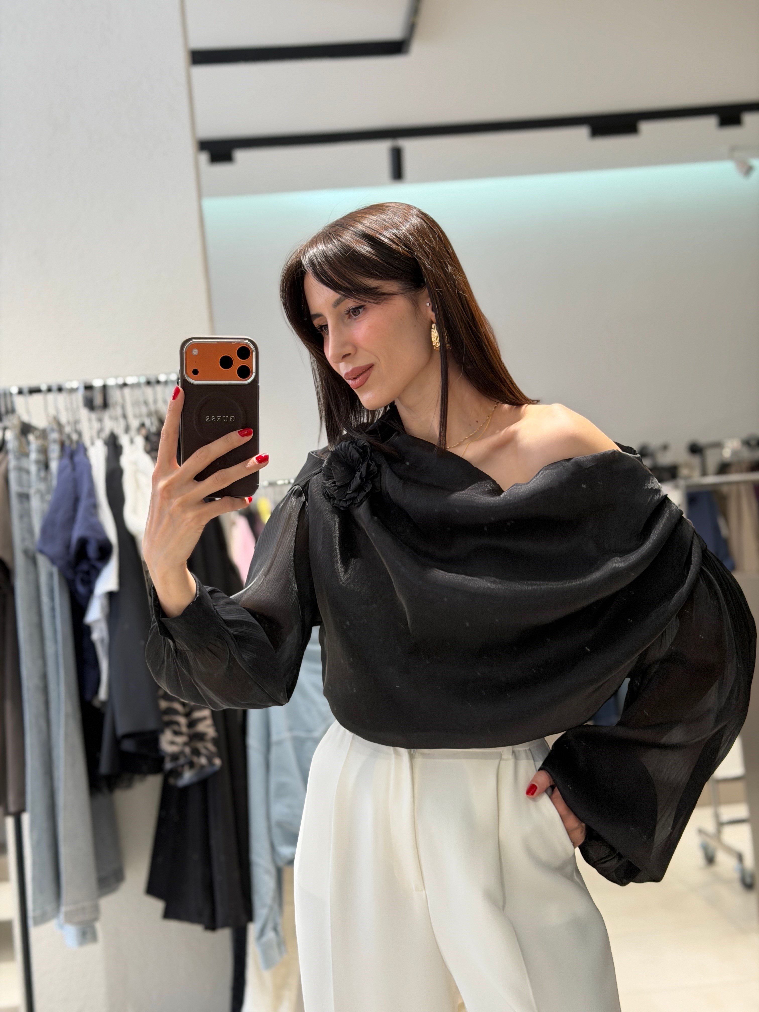 Düşük Omuz Gül Detay Şifon Bluz SİYAH