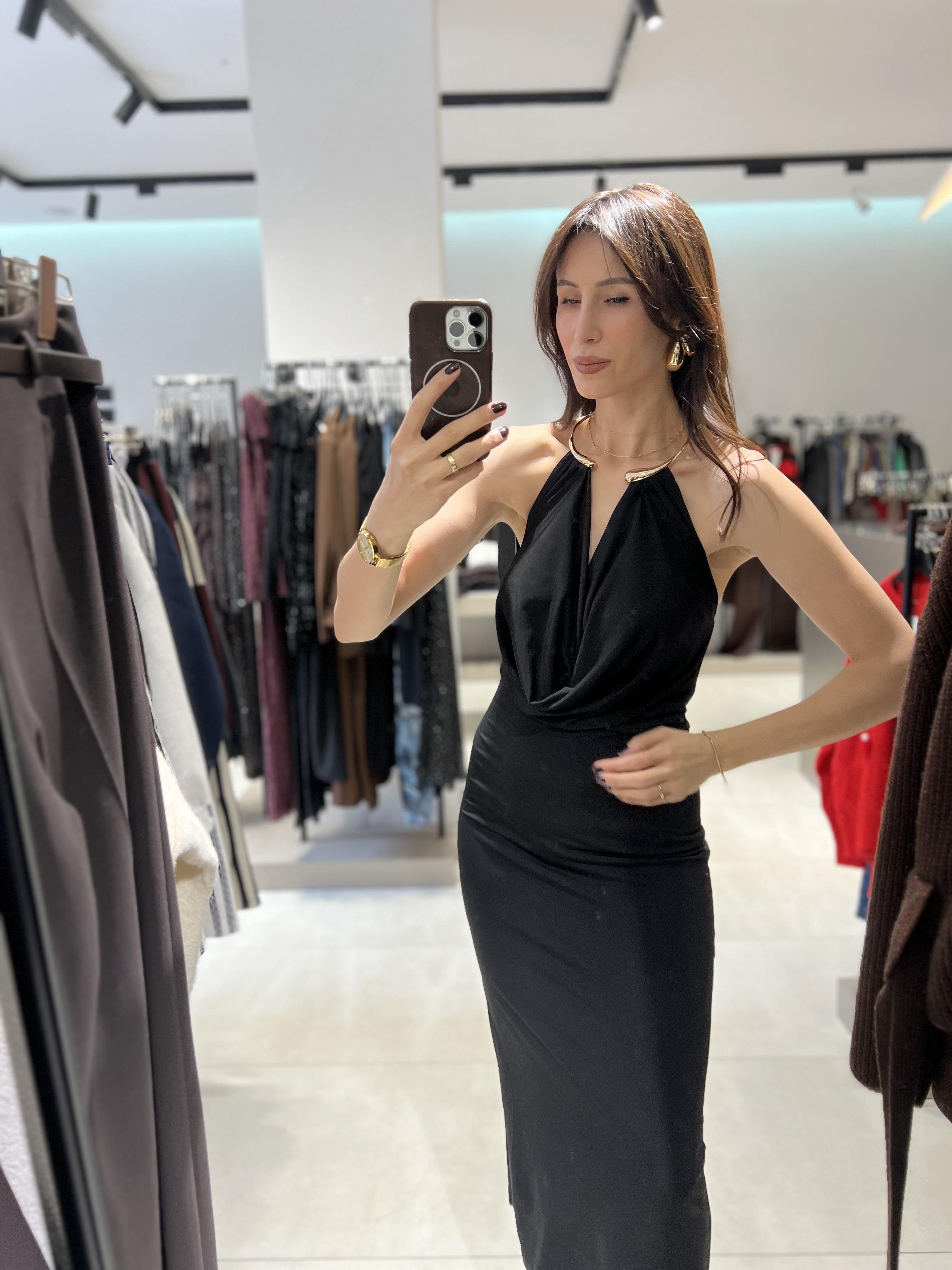 Kolye Detay Yırtmaçlı Elbise SİYAH