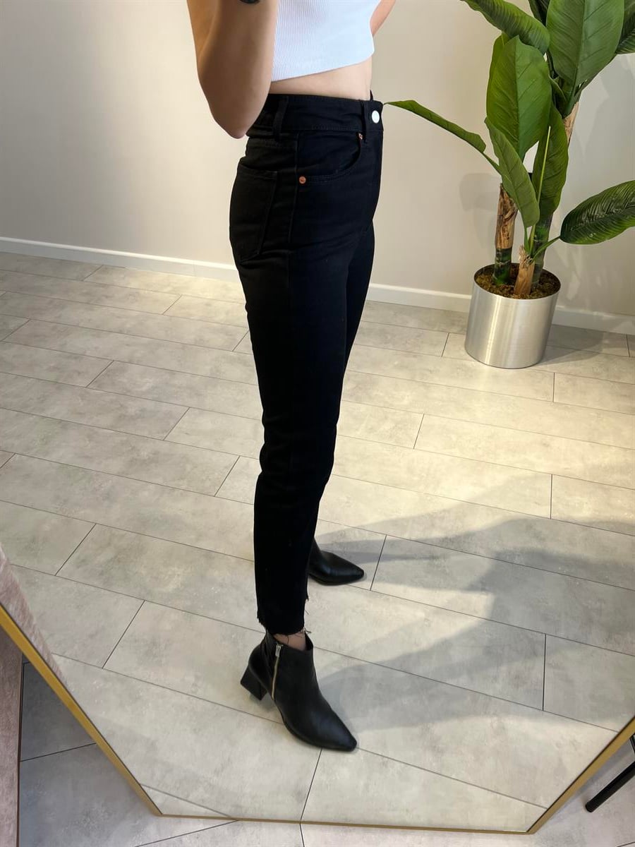 Orjinal Marka Siyah Kesik Paça Momfit Jean