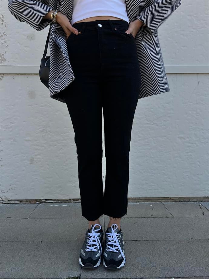 Orjinal Marka Kesik Paça Siyah Momfit Jean