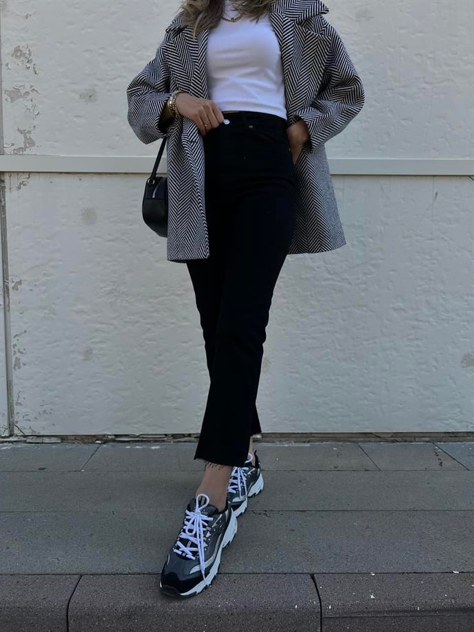 Orjinal Marka Kesik Paça Siyah Momfit Jean