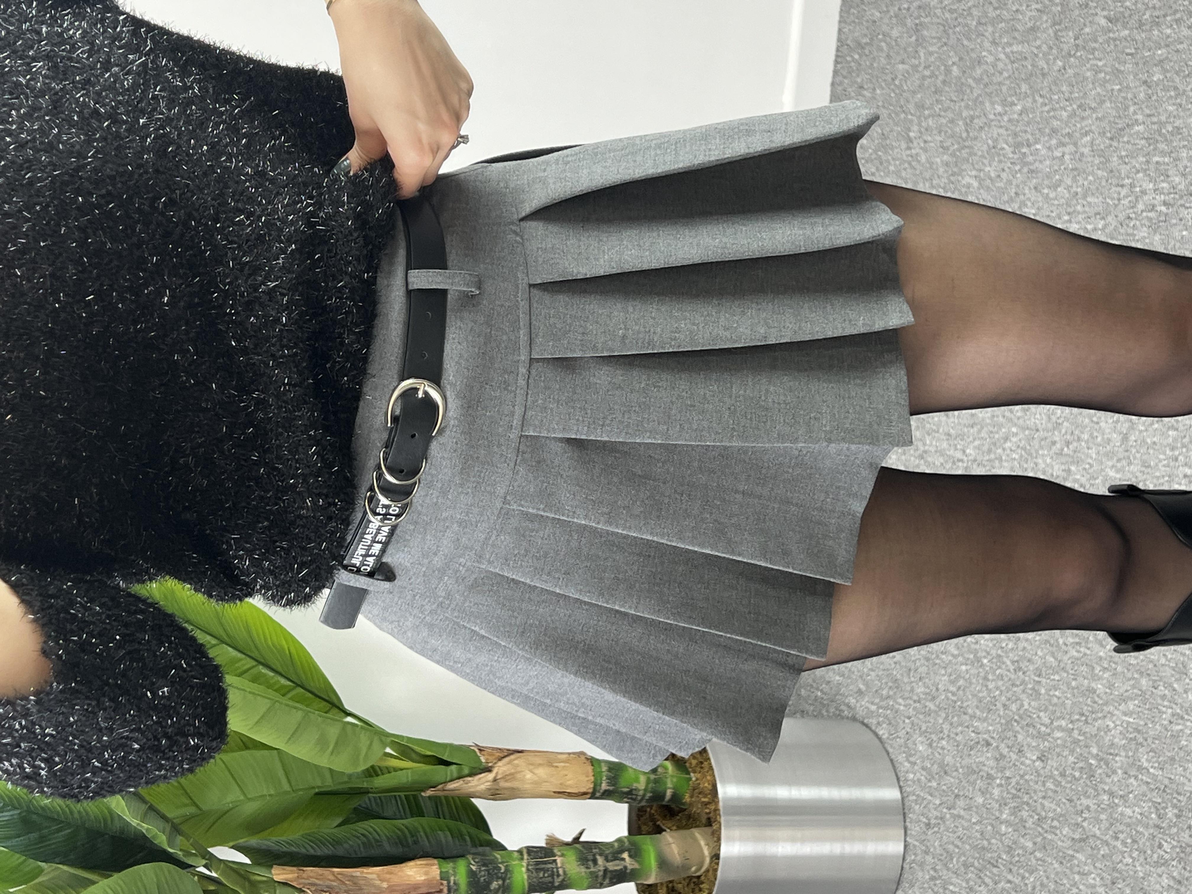 Pileli Kemerli Gri Şort Etek