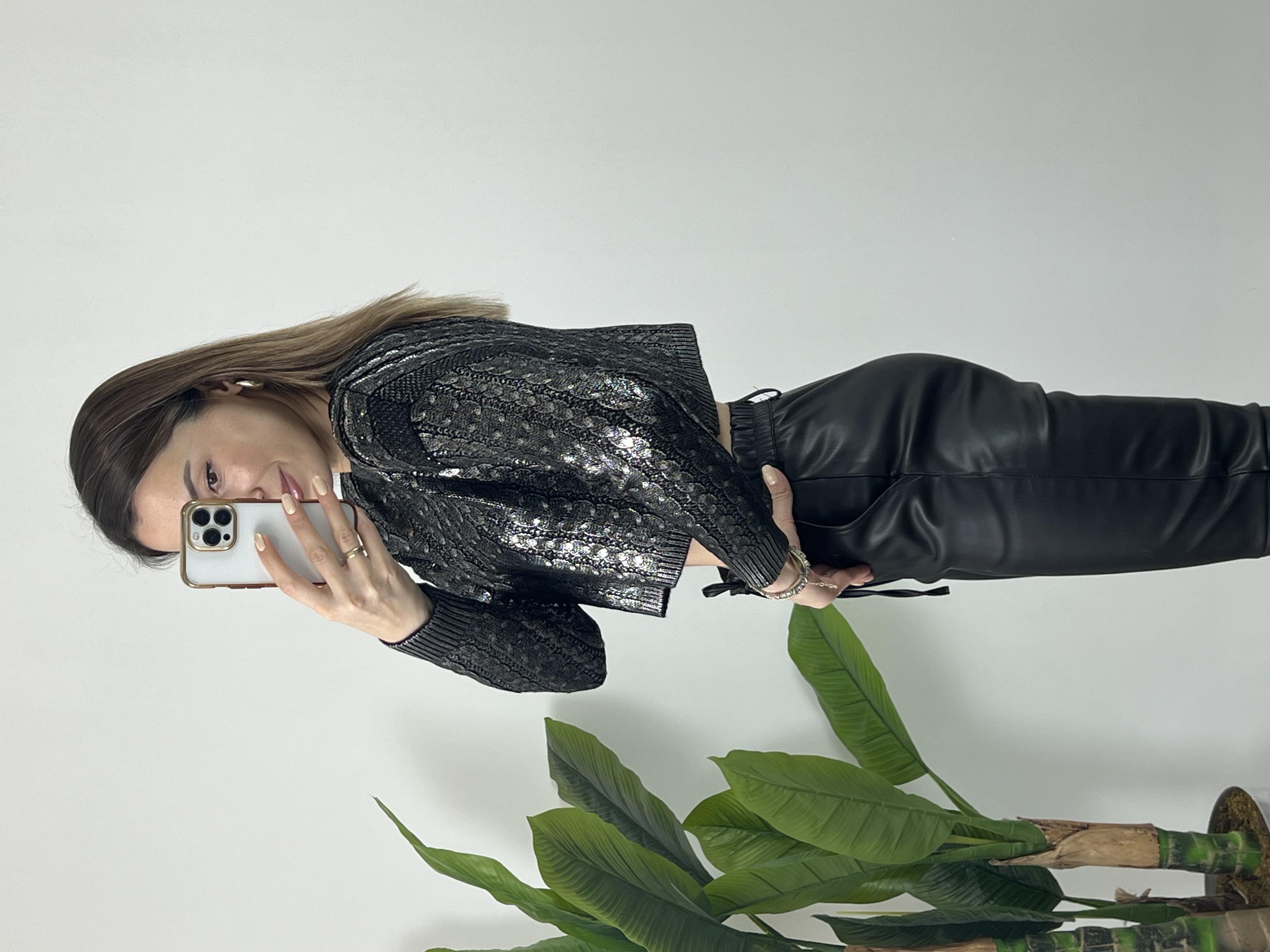 Varaklı Saç Örgü Siyah Kısa Kazak