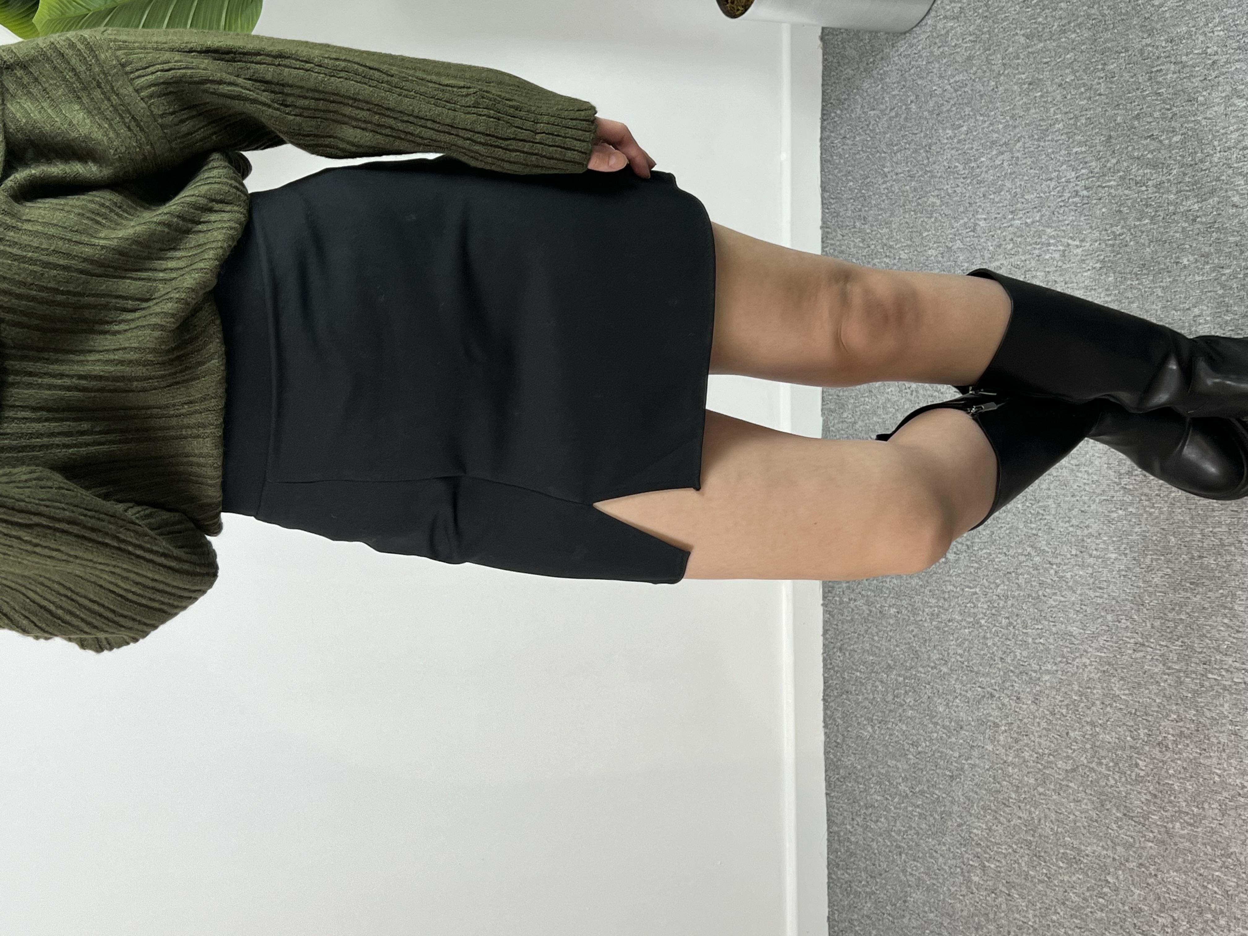 Yırtmaç Detaylı Kumaş Siyah Mini Etek