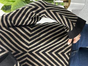 Asimetrik Çizgili Yün Kazak