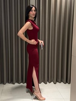 ASKILI BELİ BÜZGÜLÜ ELBİSE BORDO