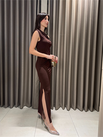 ASKILI BELİ BÜZGÜLÜ ELBİSE KAHVE
