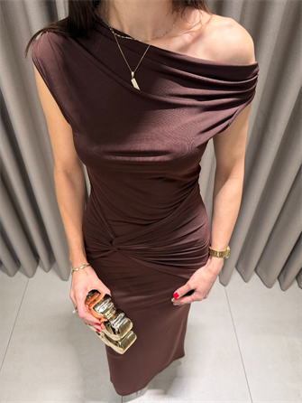 ASKILI BELİ BÜZGÜLÜ ELBİSE KAHVE