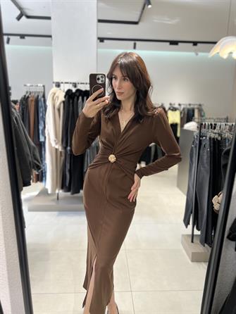 Beli Büzgülü Broş Detay Midi Boy Elbise KAHVE