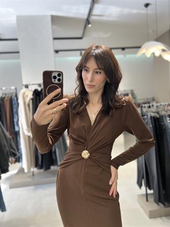 Beli Büzgülü Broş Detay Midi Boy Elbise KAHVE