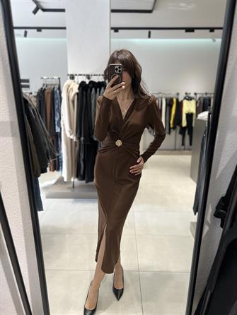 Beli Büzgülü Broş Detay Midi Boy Elbise KAHVE