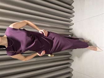 BELİ DRAPELİ MİDİ BOY ELBİSE MÜRDÜM