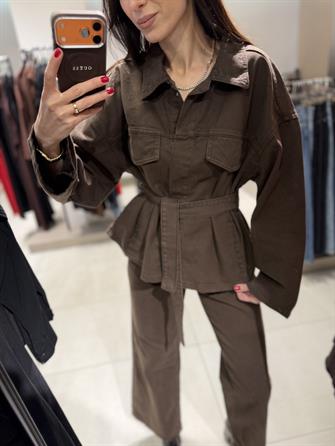BELİ KUŞAKLI JEAN TAKIM KAHVE