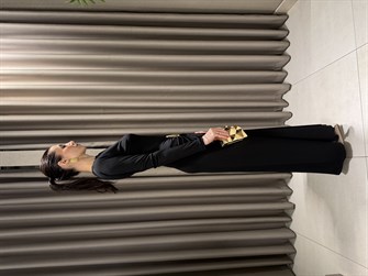 BELİ TOKALI BÜZGÜLÜ MİDİ BOY ELBİSE SİYAH