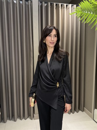 BELİ TOKALI SATEN BLUZ SİYAH 