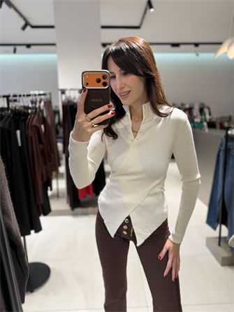 ÇAPRAZ DÜĞMELİ TRİKO EKRU