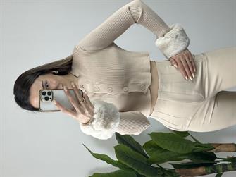 Dilvin Bisiklet Yaka Fonksiyonel Kürklü Düğmeli Crop Krem Hırka