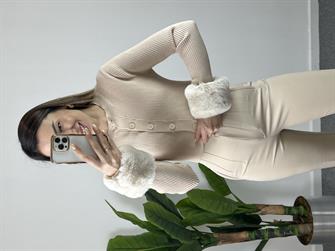 Dilvin Bisiklet Yaka Fonksiyonel Kürklü Düğmeli Crop Krem Hırka