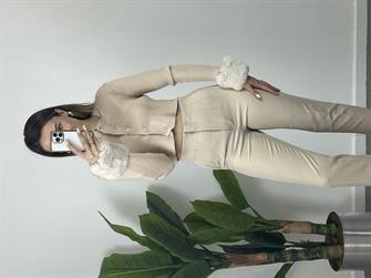 Dilvin Bisiklet Yaka Fonksiyonel Kürklü Düğmeli Crop Krem Hırka