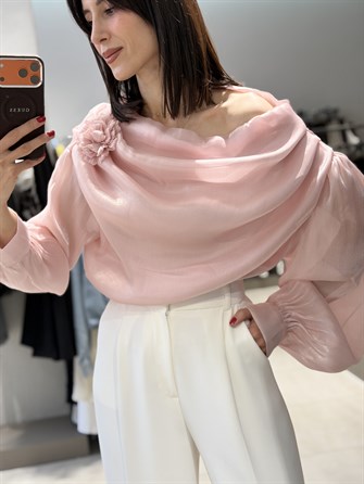 Düşük Omuz Gül Detay Şifon Bluz PEMBE