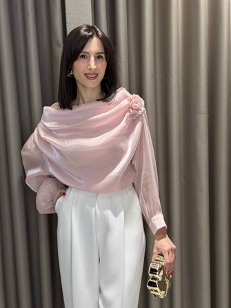 Düşük Omuz Gül Detay Şifon Bluz PEMBE