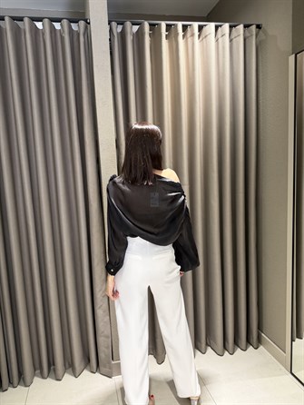 Düşük Omuz Gül Detay Şifon Bluz SİYAH