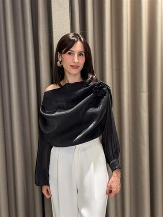 Düşük Omuz Gül Detay Şifon Bluz SİYAH
