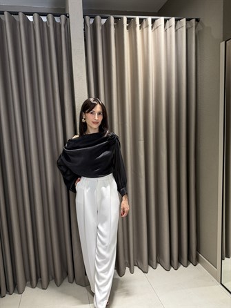 Düşük Omuz Gül Detay Şifon Bluz SİYAH