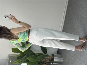 Kemerli Havuç Paça Beyaz Pantolon