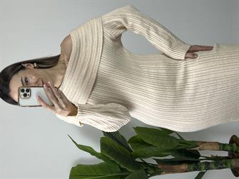 Madonna yaka krem triko elbise