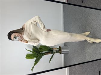 Madonna yaka krem triko elbise