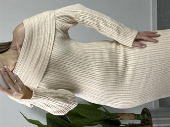 Madonna yaka krem triko elbise