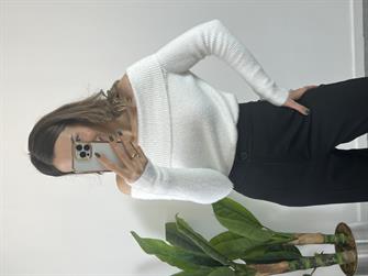 Madonna yaka yumoş beyaz kazak