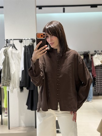 Marka Muadili Düğme Detay Gömlek KAHVE