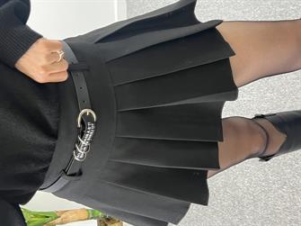 Pileli Kemerli Siyah Şort Etek