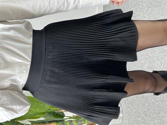 Pileli siyah şort eterk