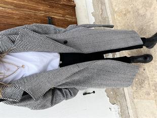 Siyah Beyaz Balık Sırtı Desen Kaban 