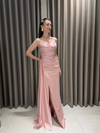 Straplez Yırtmaçlı Saten Elbise PEMBE