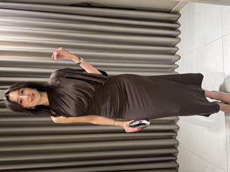 TEK OMUZ DRAPELİ ELBİSE KAHVE