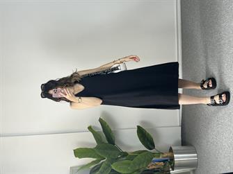 V Yaka Siyah Midi Boy Elbise