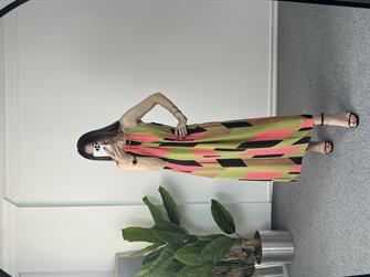 Yeşil Pembe Desenli Midi Boy Elbise