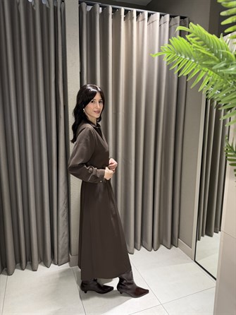 ZR MODEL TENSEL MİDİ BOY DÜĞMELİ ELBİSE KAHVE